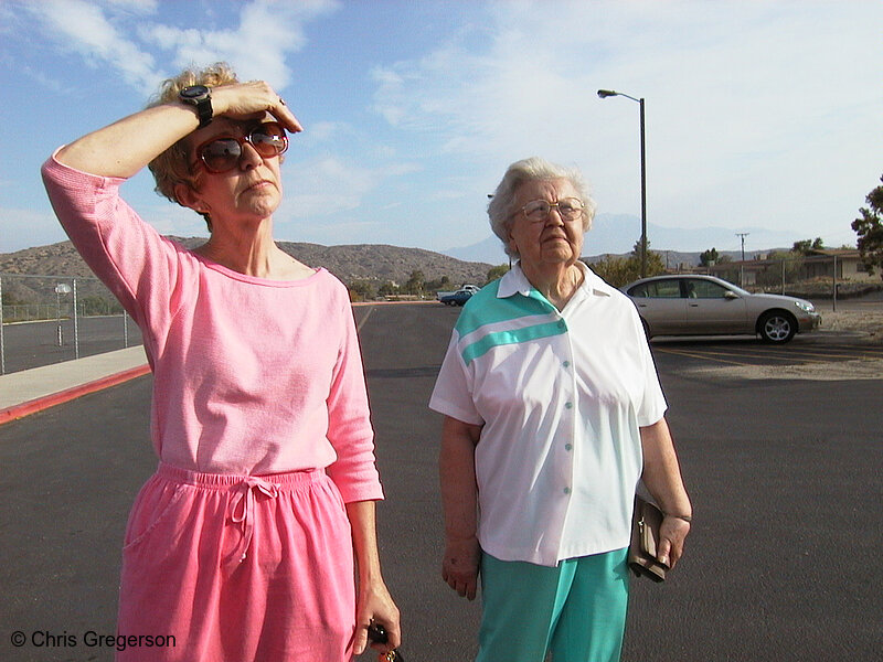 Photo of Linda and Alice at Morongo Valley Elementary(1463)