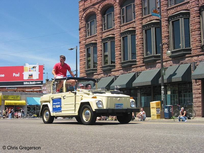 Photo of R.T. Rybak in the Art Car Parade(2139)