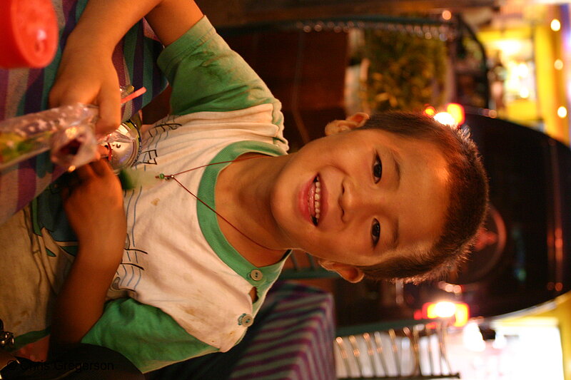 Photo of Boy Selling Flowers in Guilin, China(4250)