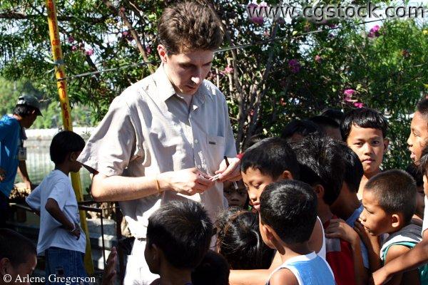 Photo of American Speaking Tagalog with Children in Manila(4628)