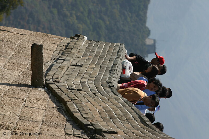 Photo of Tourists on the Edge of the Great Wall of China(5880)