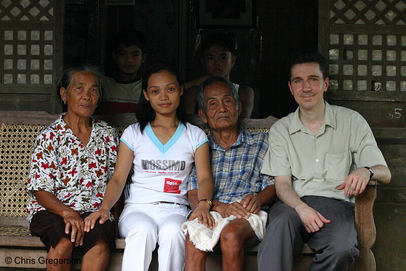 Photo of Engaged Fil-Am Couple with the Bride's Parents(6373)