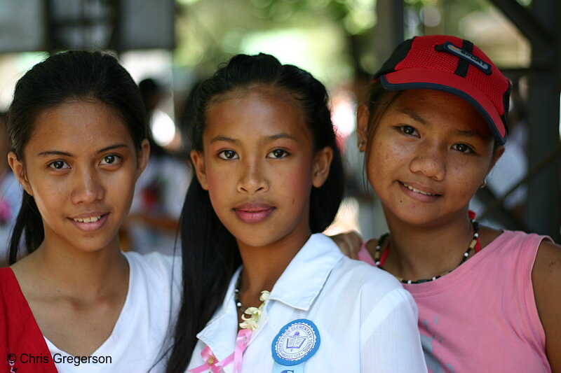 Photo of Three Girlfriend, Angeles City Elementary Graduation(6921)