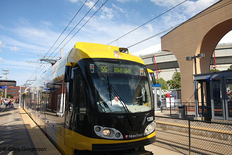 Photo of Light Rail Train Arriving, Metrodome Station, Minneapolis(7328)