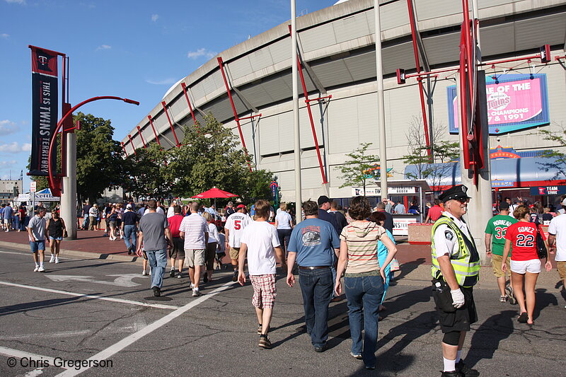 Photo of Twins Fans Arriving at the Metrodome(7332)