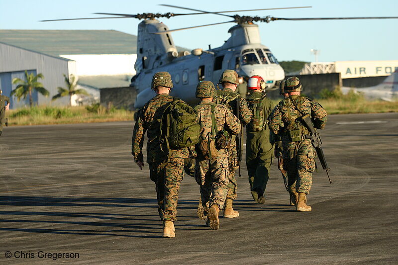 Photo of US Marines and a Sea Knight Helicopter, Clark Air Base, the Philippines(7534)