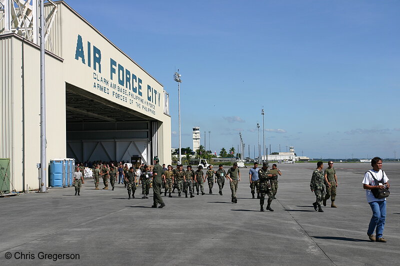 Photo of US Marines and Philippine Air Force Personnel on Relief Operation(7559)