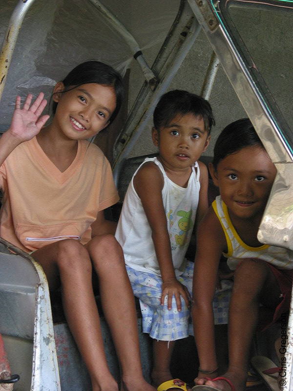 Photo of Angie, Maureen, and Alden Corpuz(8112)